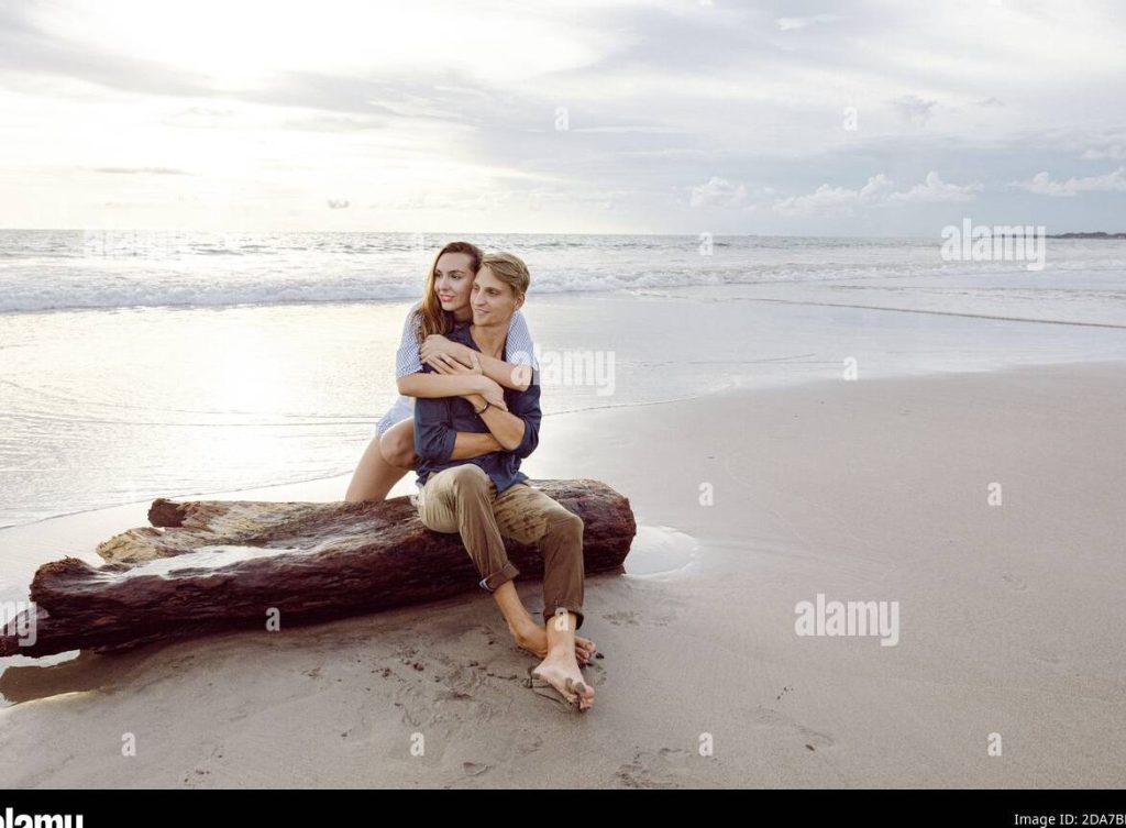 pareja enamorada en el mar