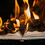 Fahrenheit 451 de Ray Bradbury: Resumen de la distopía literaria