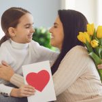 16 poesías breves para mamá: ¡emociona a los pequeños con versos!